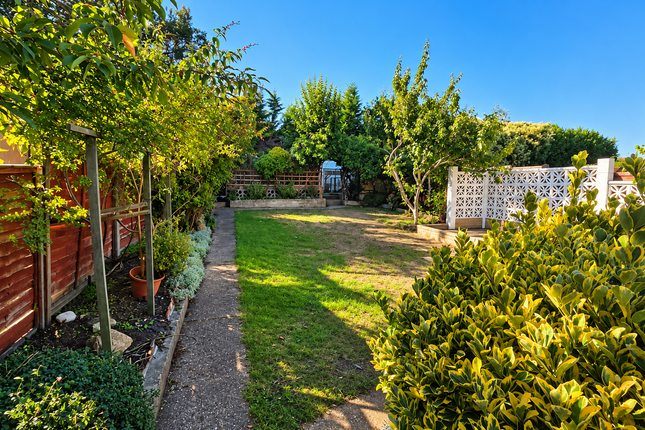 20, Windsor Drive, Dartford photo 2