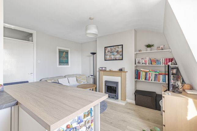Flat Flat 7, 1b, Oak Road, London photo 4