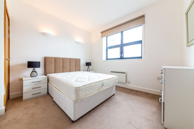 Flat to rent in Crispin Street, London