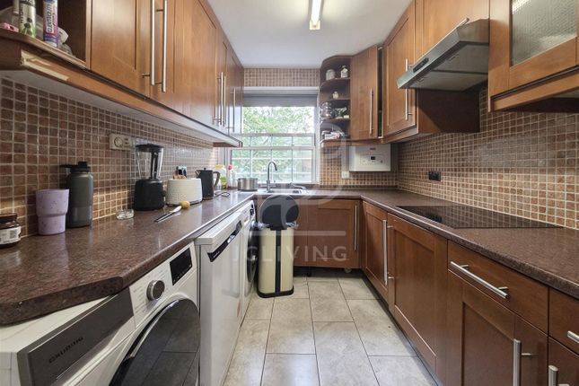 UK369 Flat 31, Broomfield, Ferdinand Street, London photo 4