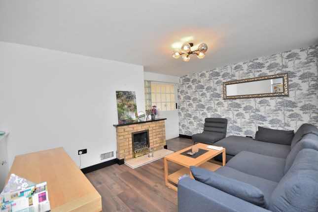 1, Woburn Court, Rushden photo 2