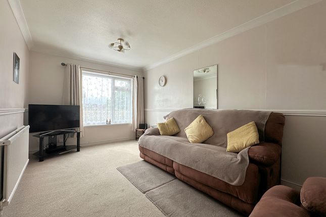 28, Simpson Close, Fareham photo 2