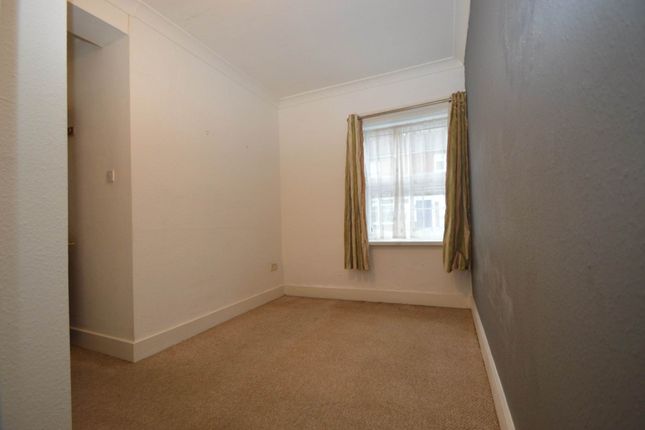 57, Chapel Grove, Addlestone photo 4