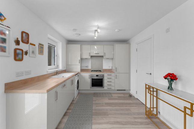 98, James Young Avenue, Uphall Station photo 4