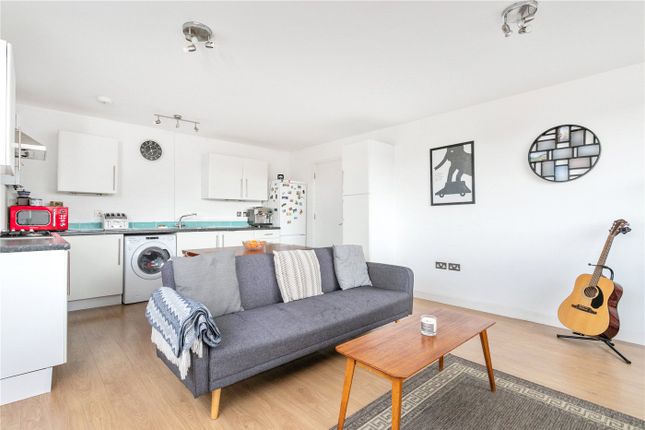 Flat for sale in Kings Arms Court, London