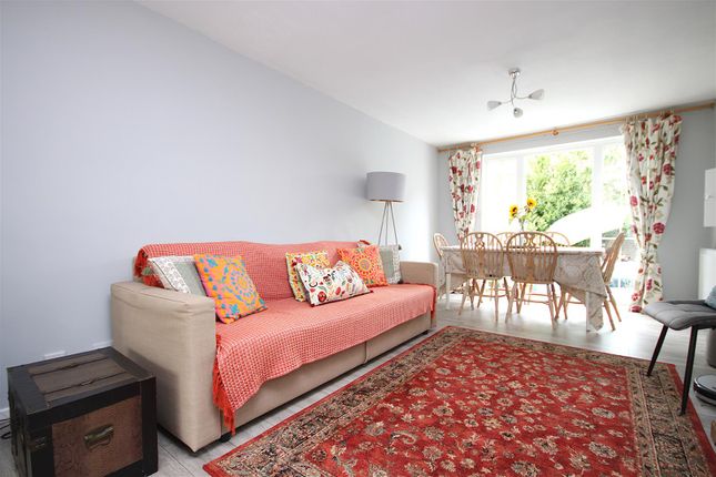 17, Aquila Close, Leatherhead photo 4