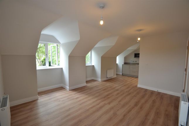 Thumbnail Flat to rent in Gibbs Couch, Carpenders Park, Watford