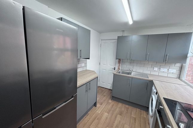 Room 3, 104a, Middle Street, Somerset photo 4