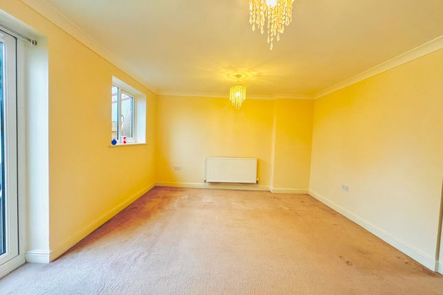 9, Worthington Close, Swindon photo 4