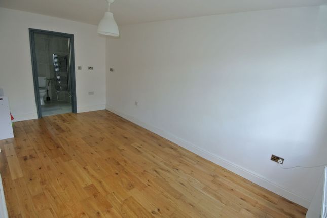 25 Edgeworth Road, London photo 2