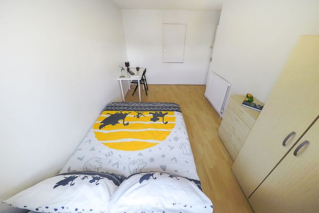 25, Chesnut Road, London photo 3