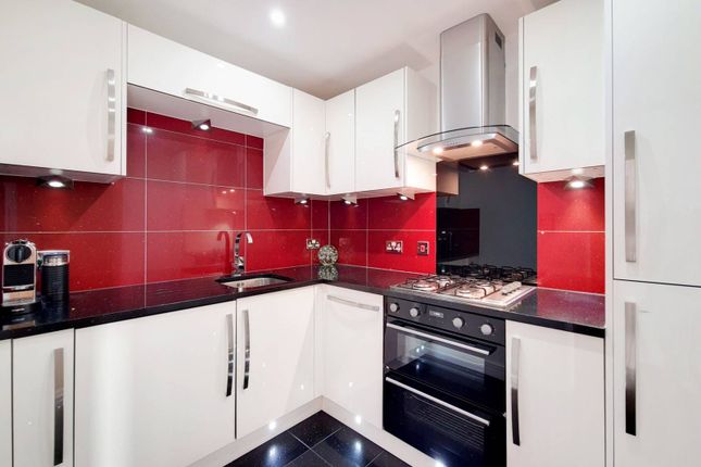 Thumbnail Flat to rent in Newport Avenue, Canary Wharf, London