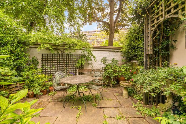 Terraced house for sale in Albion Street, Hyde Park