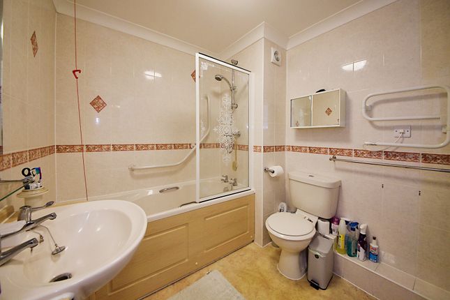 Flat for sale in Winchmore Hill Road, London