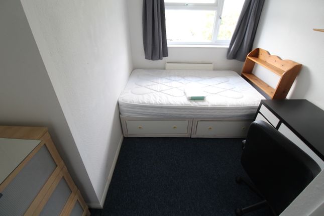End terrace house to rent in Queens Drive, Guildford