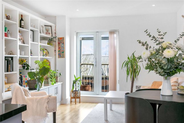 Flat for sale in Hare Marsh, London