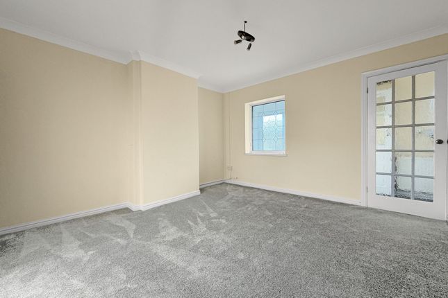 33 Heol Trecastell, Caerphilly photo 3