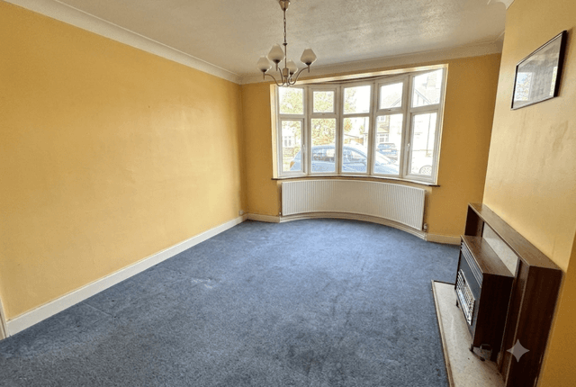 Meadow Waye, HOUNSLOW photo 2