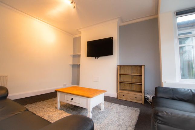 Estcourt Avenue, Leeds photo 2