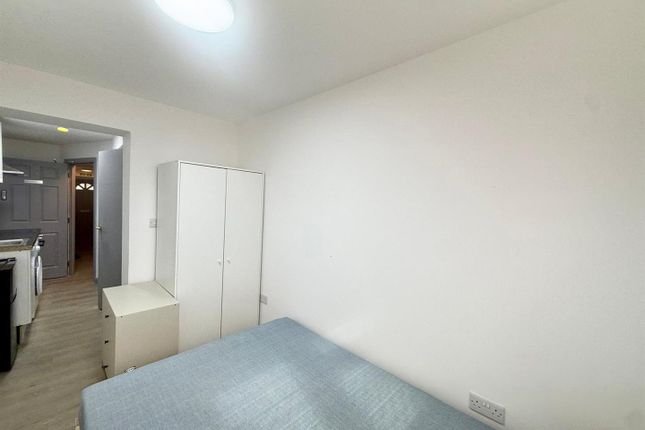 A, 320, Spackmans Way, Slough photo 2