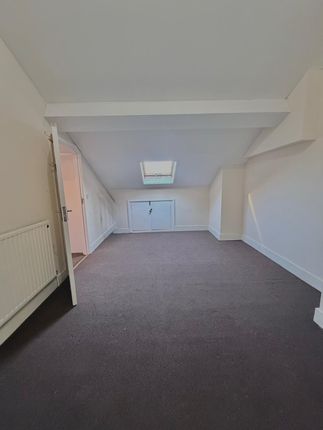 Flat 2, 942 Eastern Avenue, Ilford photo 5