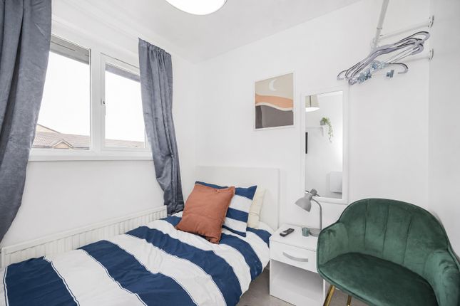 42, Carolina Close, London photo 2