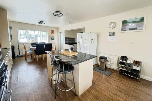 23, Plumpton Walk, Bradford photo 4
