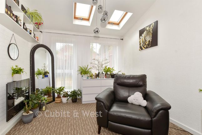 5, Oakapple Close, Crawley photo 4
