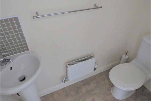 Town house to rent in Pitchwood Close, Darlaston, Wednesbury