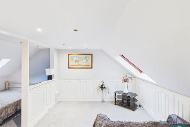 111, Buckstones Road, Shaw photo 3
