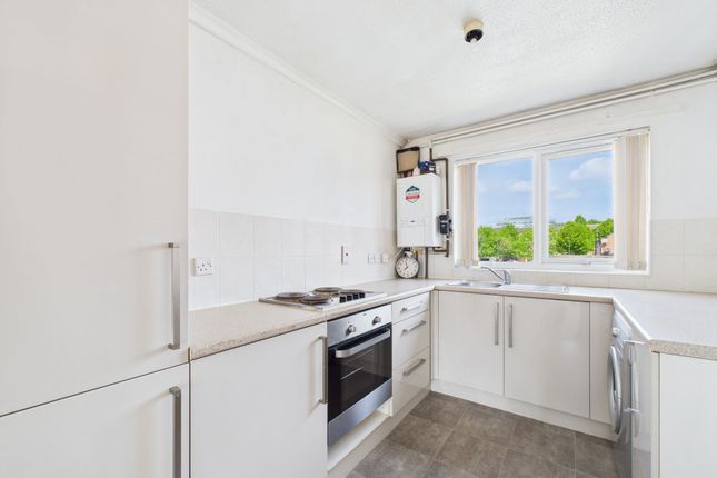 16 Bruce Close, Nottingham photo 4