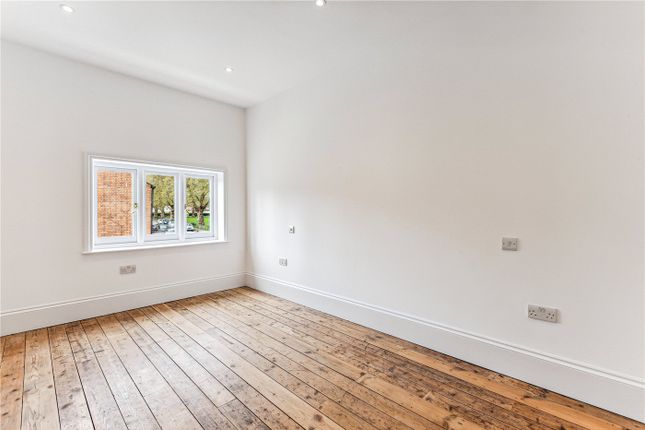 End terrace house for sale in Chatsworth Road, London