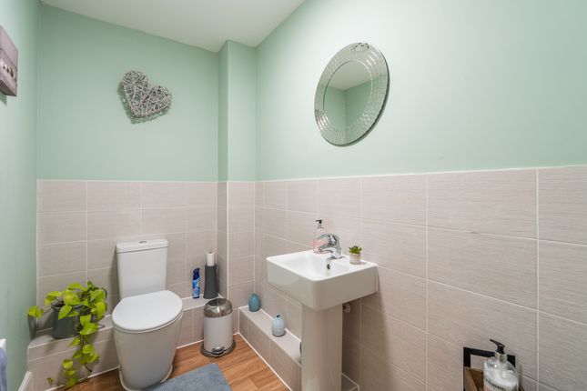 8, Nathaniel Close, Sarisbury Green photo 4