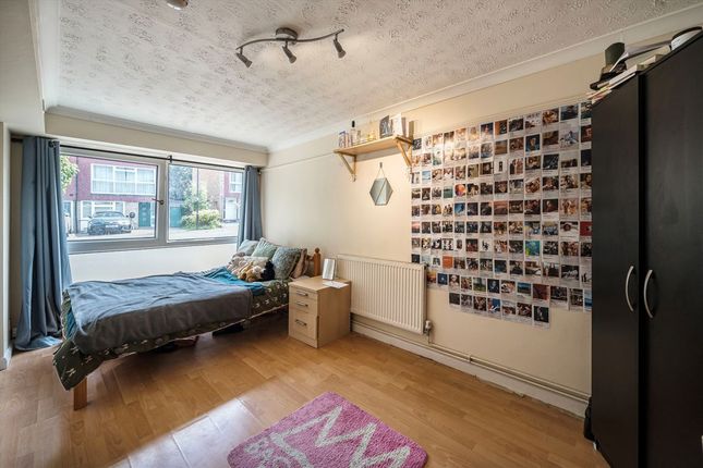 28, Lanark Close, London photo 4