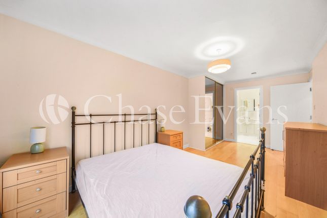 Flat to rent in Boardwalk Place, London