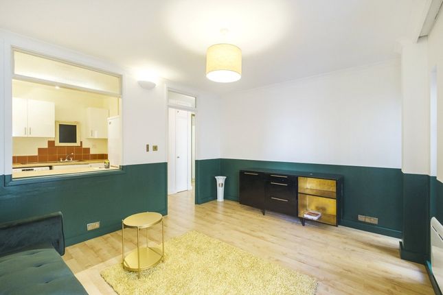 Flat for sale in Upper Thames Street, London