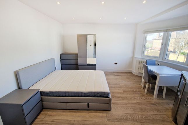 Studio flat on Cecil Road, Acton, £1,400/mo