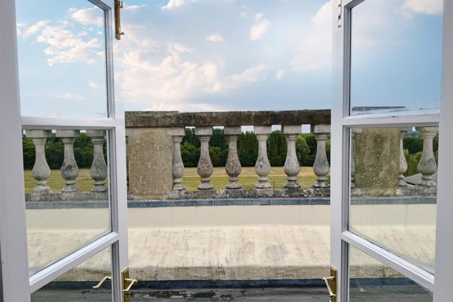 Flat 34 Thorndon Hall, Thorndon Park, Brentwood photo 3