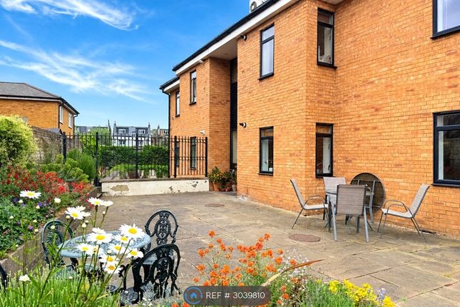 Flat, B East Gardens, London photo 5