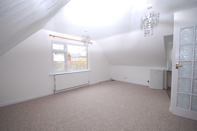 Flat 3, 2, The Square, Seaton photo 2
