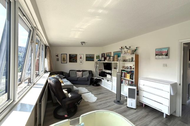 Flat 9, Bridgehouse Court, London photo 3