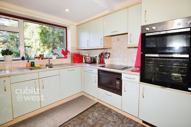 9, Hitherwood, Cranleigh photo 3