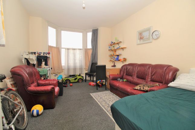 Thumbnail Flat for sale in Devonshire Place, Brighton