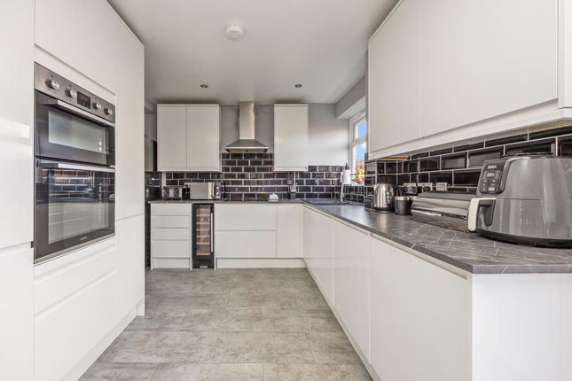 8 The Hollow, Crawley photo 2