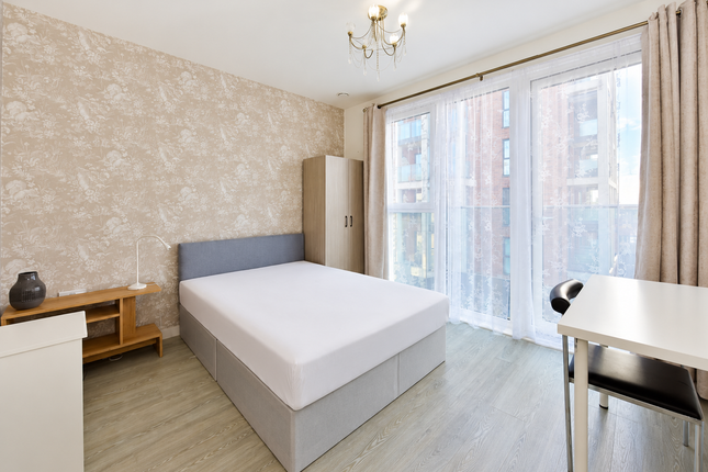 Flat 145, Chamberlain Court, London photo 3
