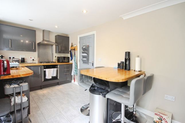 1, Goode Close, Warwick photo 3