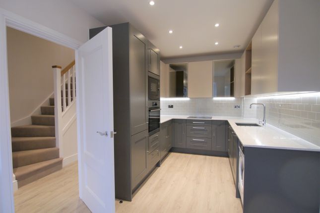 9, Dereham Way, Horsham photo 2