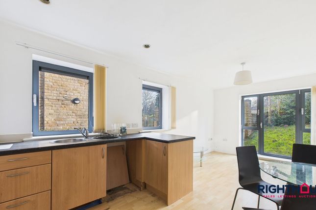 Flat 17, Lister Court Cunliffe Road, Bradford photo 3