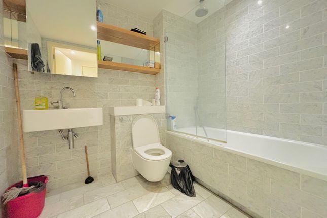 Flat to rent in Park Vist Tower, 5 Cobblestone Square, London