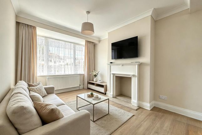 Broadlands Avenue, Enfield photo 2